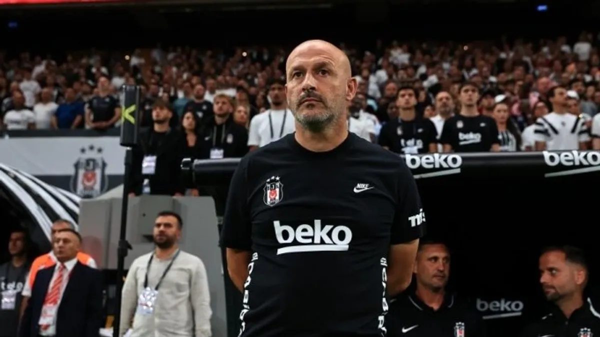 Vincenzo Italiano sahada kutlama yapan Beşiktaş oyuncularıyla