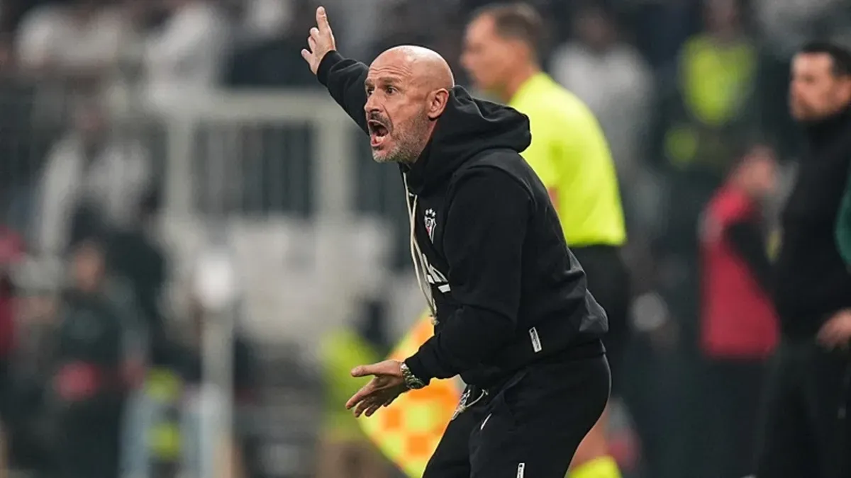 Vincenzo Italiano takım konuşması yaparken