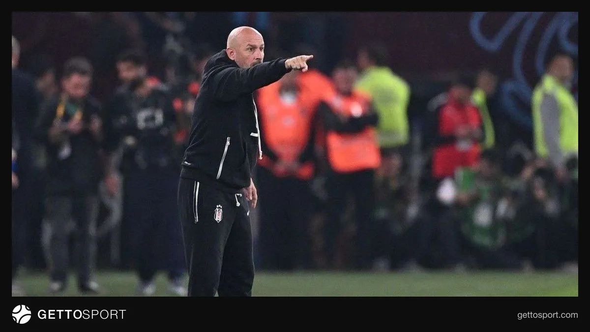 Vincenzo Italiano sahada talimat verirken, Beşiktaş formasıyla oyuncular