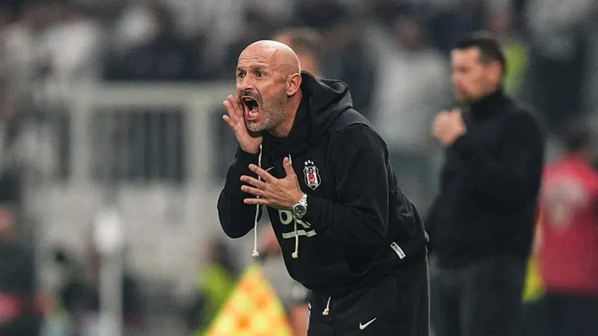 Vincenzo Italiano kulübe kenarında talimat verirken