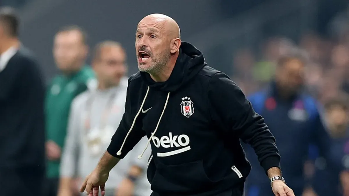 Vincenzo Italiano maç öncesi talimat verirken