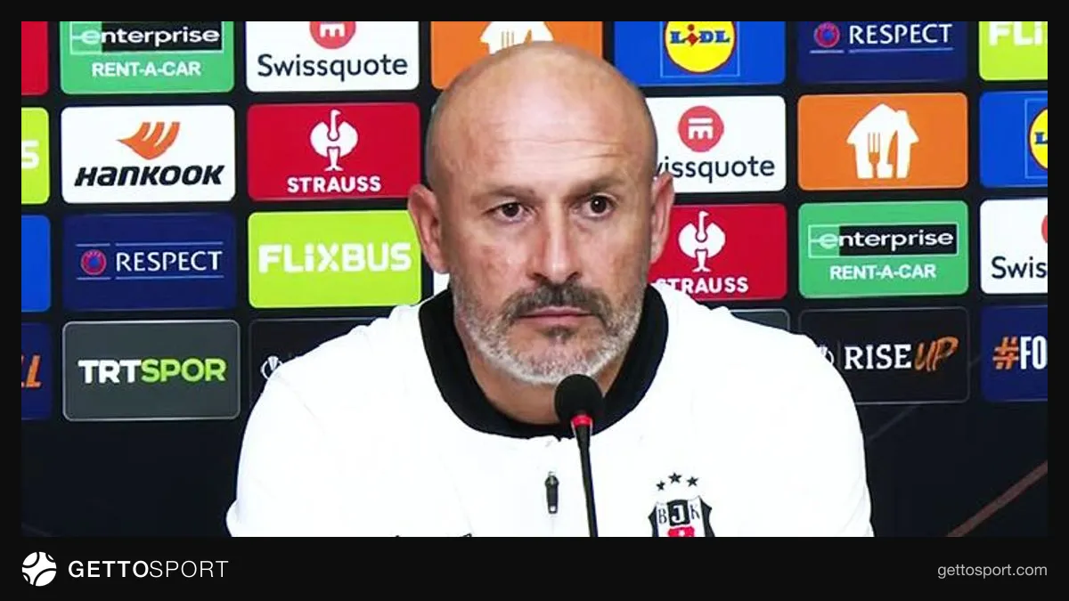 Vincenzo Italiano basın toplantısında konuşurken