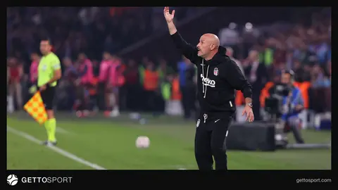 Vincenzo Italiano basın toplantısında konuşurken