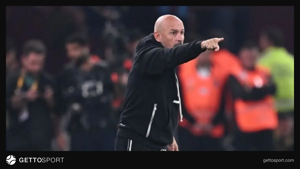 Vincenzo Italiano maç sırasında kenarda düşünceli görünürken