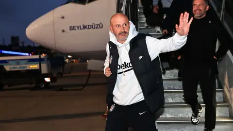 Vincenzo Italiano maçta kenarda düşünceli şekilde