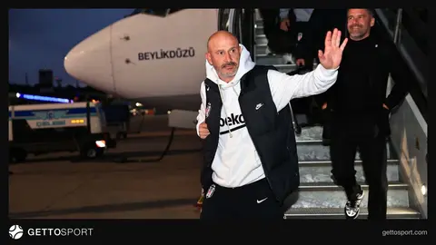 Vincenzo Italiano maçta kenarda düşünceli şekilde