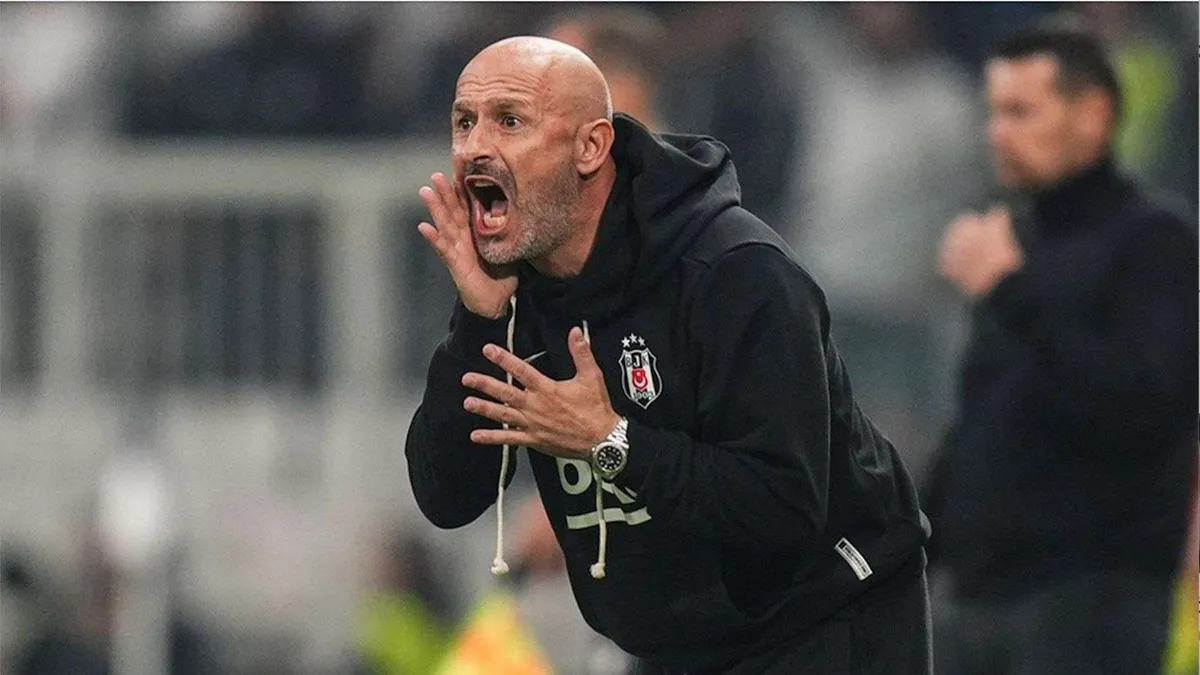 Vincenzo Italiano maçta talimat verirken görüntüsü