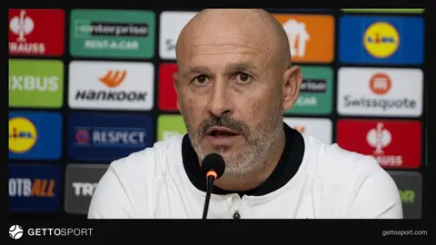 Vincenzo Italiano basın toplantısında konuşurken