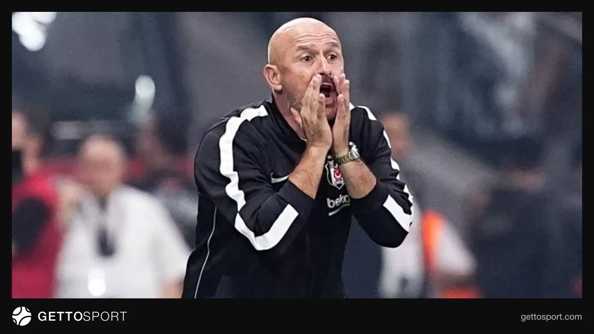 Vincenzo Italiano sahada oyuncularına talimat verirken