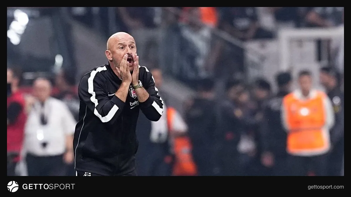 Vincenzo Italiano basın toplantısında konuşuyor, Beşiktaş forması resmi arka planda