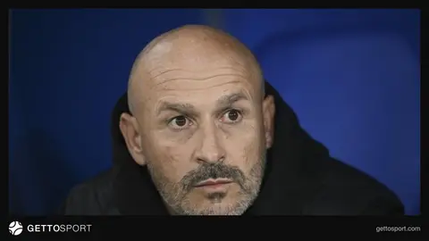 Vincenzo Italiano basın toplantısında konuşurken