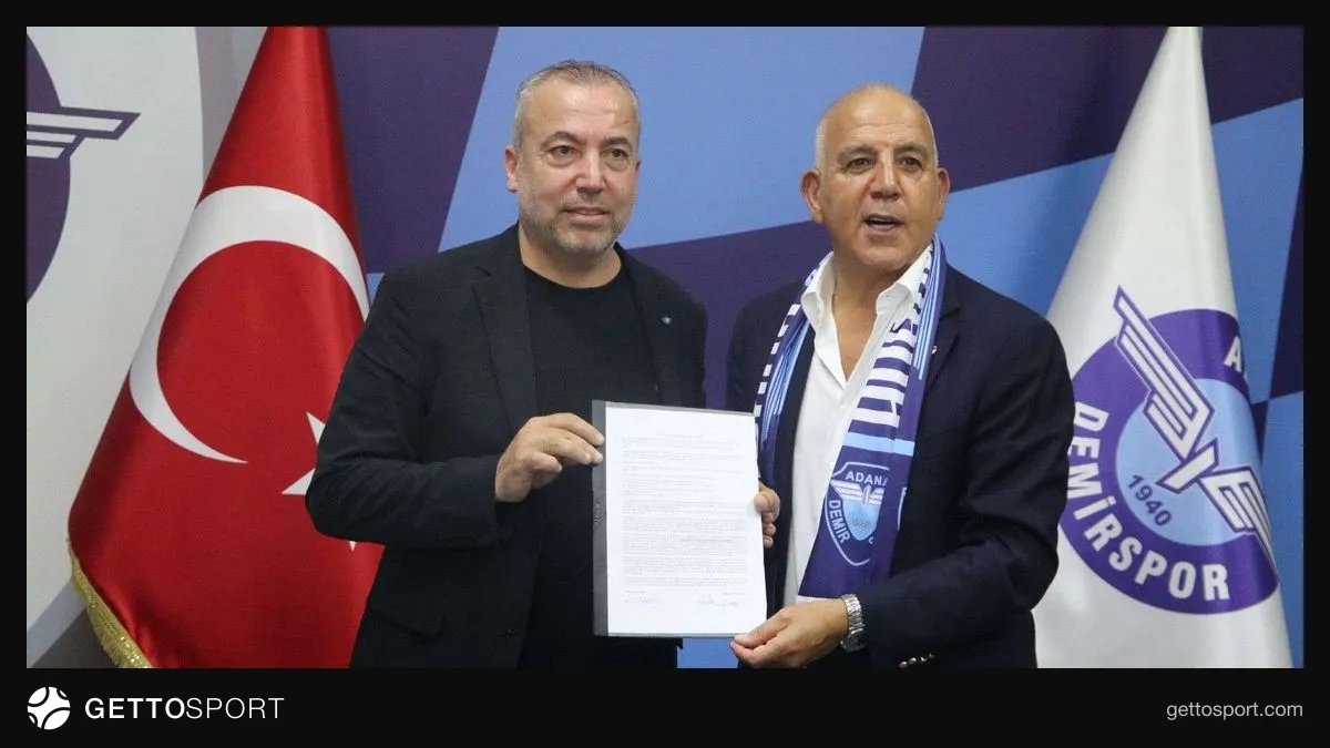 Vincenzo Montella ve Adana Demirspor yönetimi toplantıda teşekkür anı