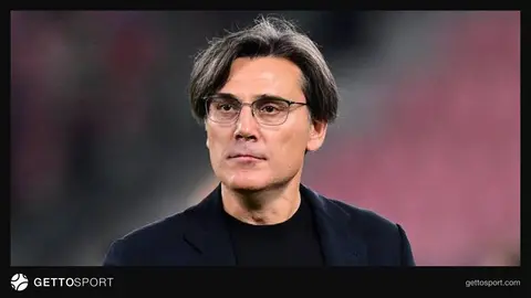 Vincenzo Montella yaka kartı ve TFF logosu ile konuşurken