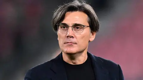 Vincenzo Montella saha kenarında takımını yönlendirirken