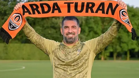 Vincenzo Montella ve Arda Turan fotoğrafları yan yana, Türk Milli Takım arka planı