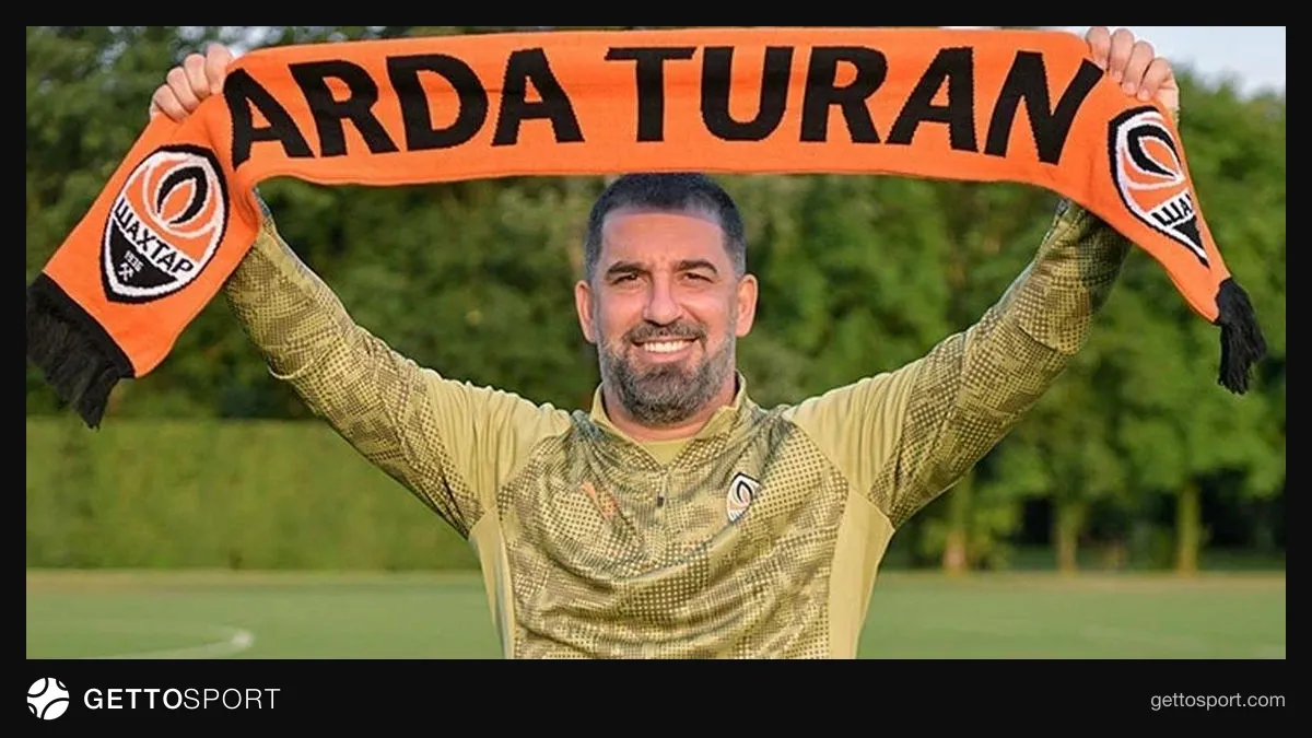 Vincenzo Montella ve Arda Turan fotoğrafları yan yana, Türk Milli Takım arka planı