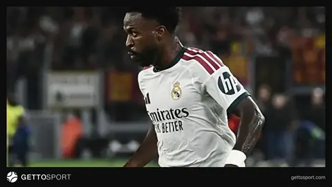 Vinicius Junior röportaj verirken mikrofonlara konuşuyor
