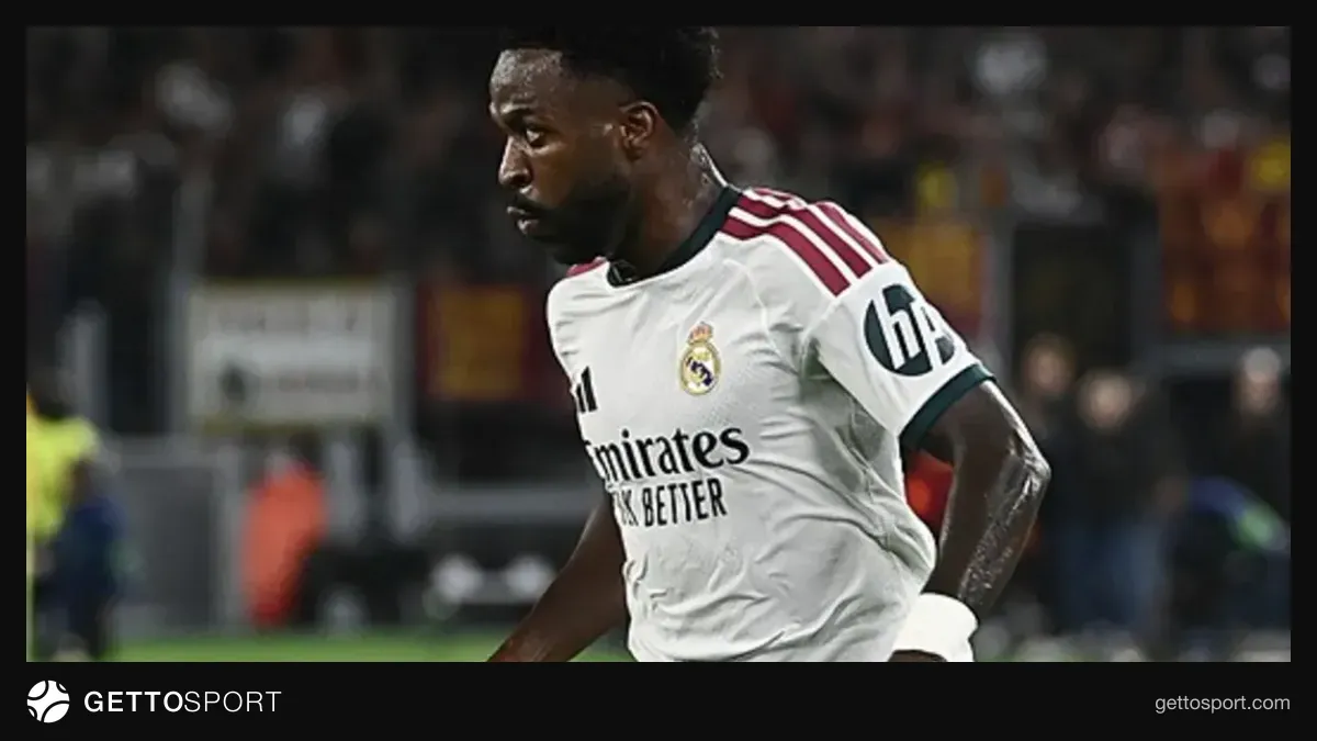 Vinicius Junior röportaj verirken mikrofonlara konuşuyor