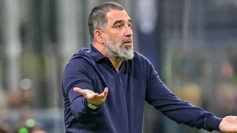 Shakhtar Donetsk formasıyla Vinicius Tobias top sürerken