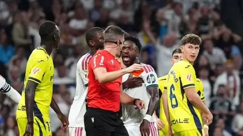 Vinisius Junior Real Madrid forması ilə meydanda