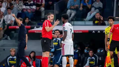 Joze Mourinyo Vinisiusun oyununu izləmir, stadion kənarında düşünən məşqçi