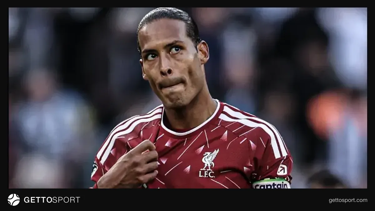 Vircil van Dayk Liverpool forması ilə meydanda