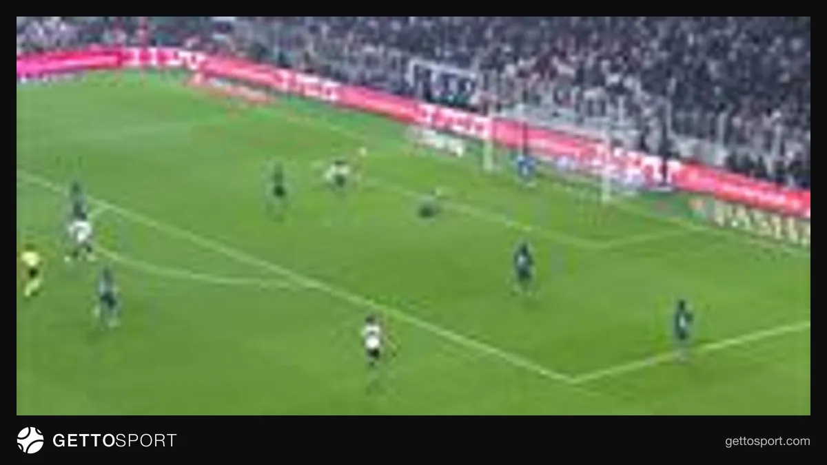 Dusan Vlahovic Beşiktaş formasıyla şut anında