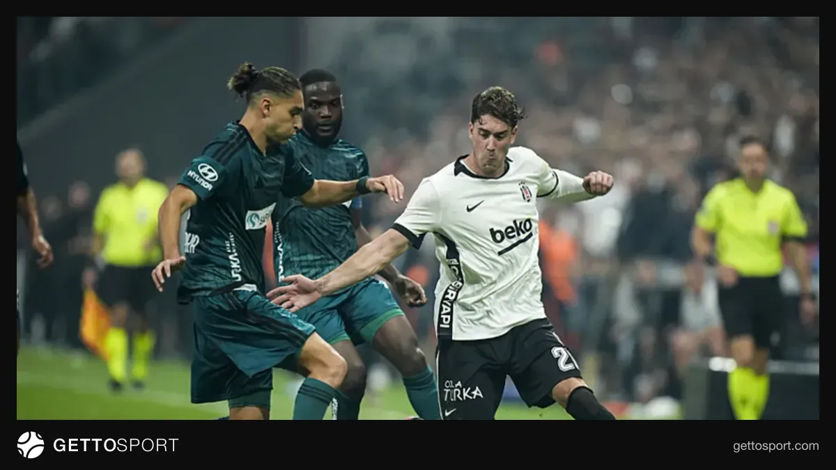 Beşiktaşlı Dusan Vlahovic yerde, maçtayken itiraz eden oyuncular