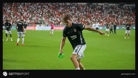 Dusan Vlahovic antrenmanda topa vururken