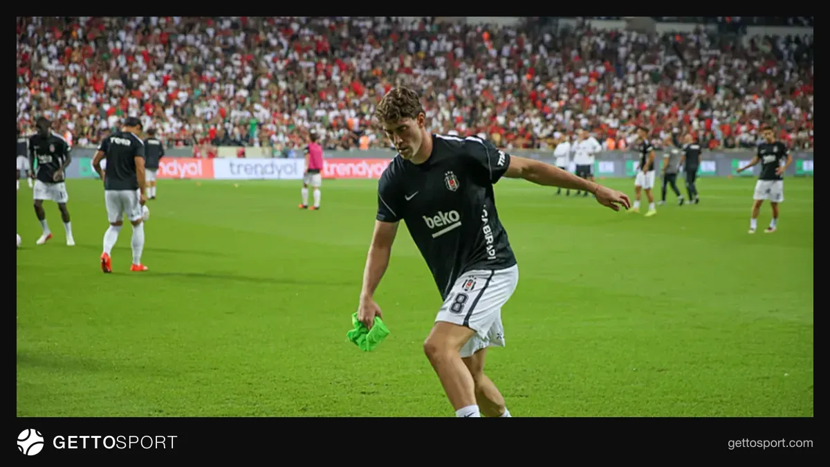 Dusan Vlahovic antrenmanda topa vururken