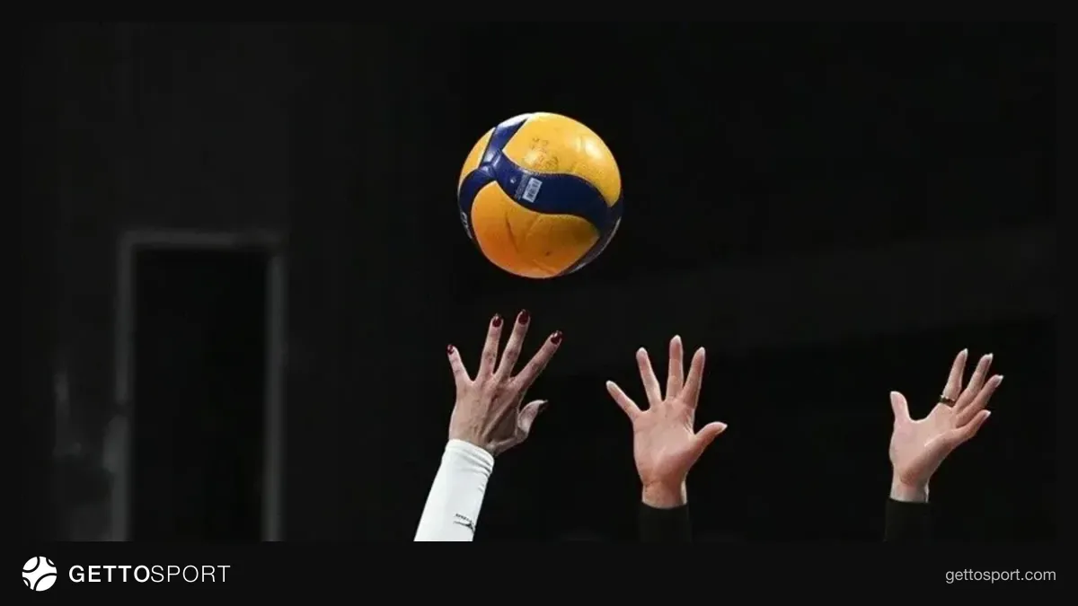 Sultanlar Ligi voleybol maçından file önünde smaç atan oyuncu