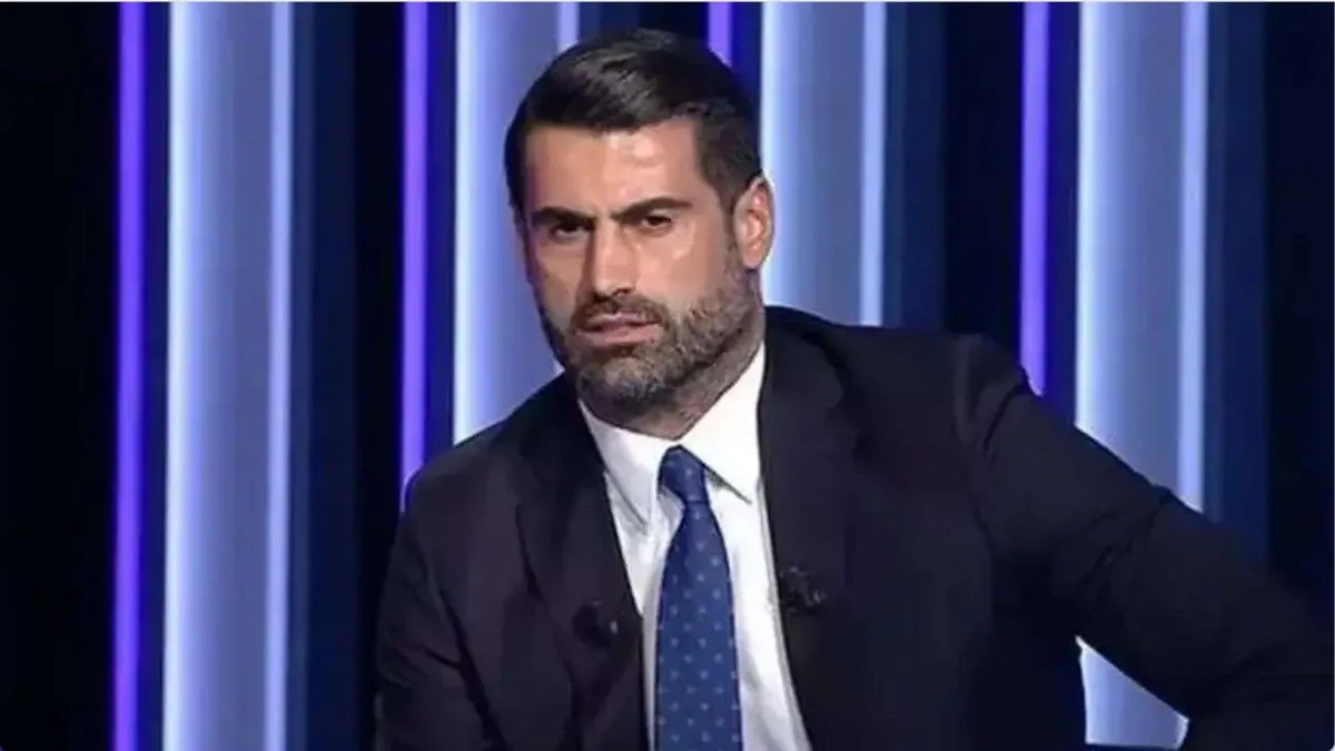 Volkan Demirel stüdyoda konuşurken mikrofon ve Kısa Paslar logosu