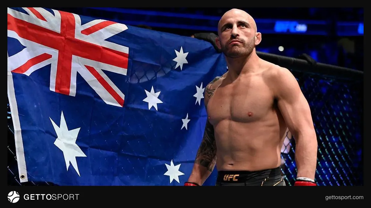 Aleksandr Volkanovski döyüş pozu ilə mikrofon qarşısında