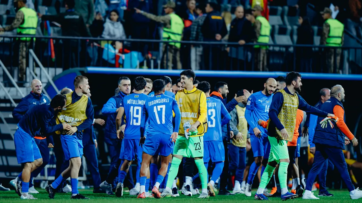 Məşqçi Mustafayev texniki zonada stadion kənarında dayanıb