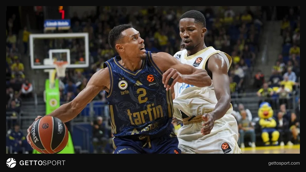 Wade Baldwin top sürerken Fenerbahçe formasıyla maç görüntüsü