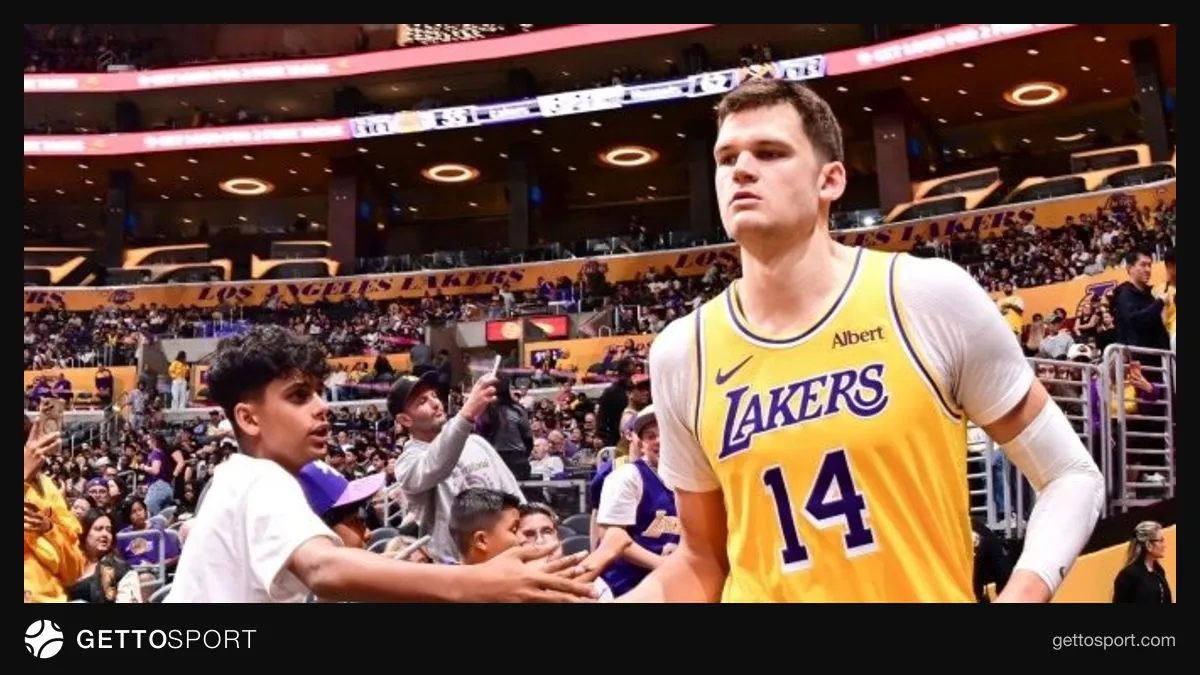 Walker Kessler Lakers formasıyla antrenmanda konuşurken