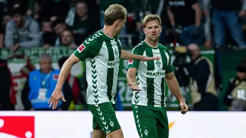 Werder Bremen oyuncuları gol sevinci yaşarken