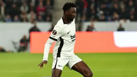 Wilfred Ndidi Beşiktaş formasıyla top kontrol ederken