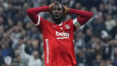Beşiktaşlı Wilfred Ndidi topu kontrol ederken maç içinden bir kare