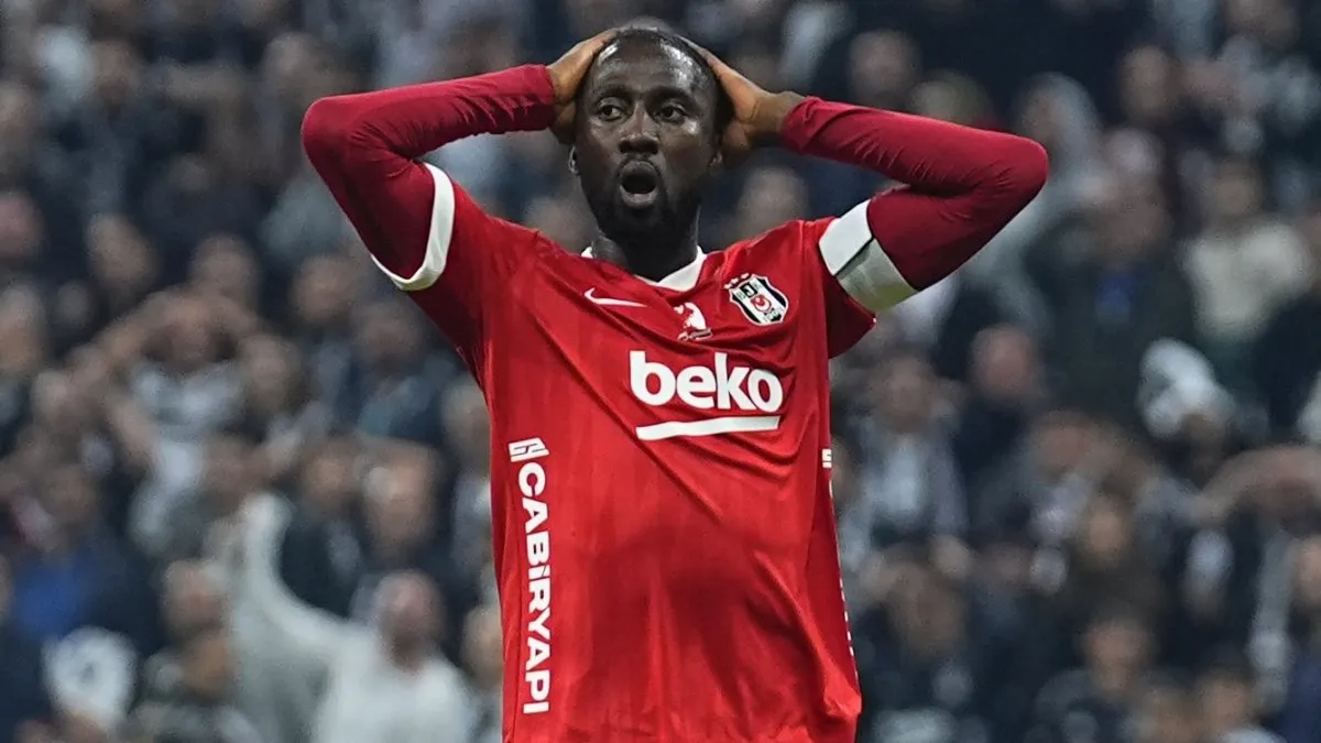 Beşiktaşlı Wilfred Ndidi topu kontrol ederken maç içinden bir kare