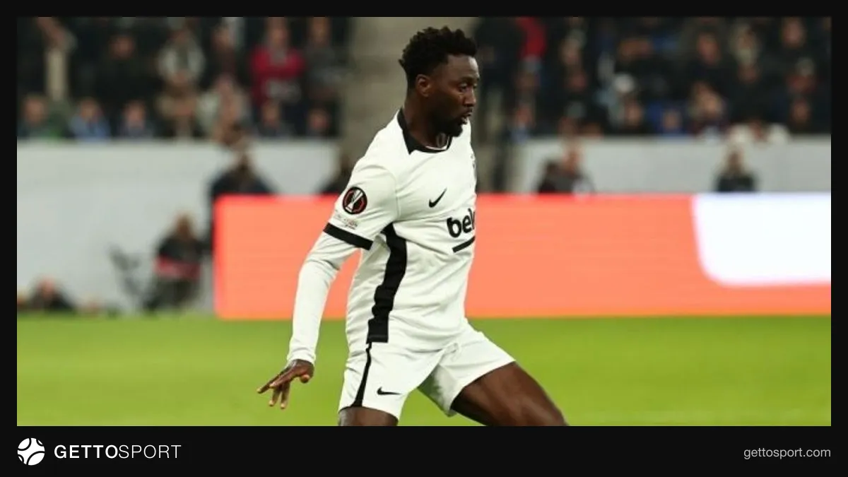 Wilfred Ndidi mikrofon karşısında basın toplantısında konuşuyor