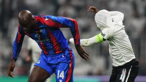 Wilfred Ndidi forması kafasına geçmiş şekilde mücadele ediyor