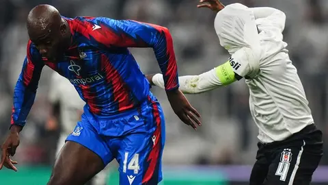 Wilfred Ndidi formasının kafasına kaydığı an maçta mücadele ederken