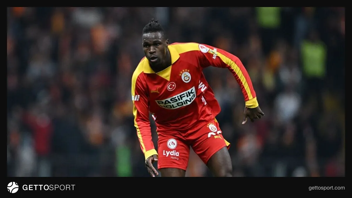 Galatasaray formasını giymiş Wilfried Singo antrenmanda veya sakatlık nedeniyle tedavi görüntüsü
