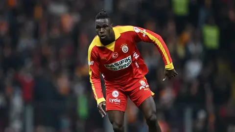 Wilfried Singo antrenmanda veya maçta mücadele ederken