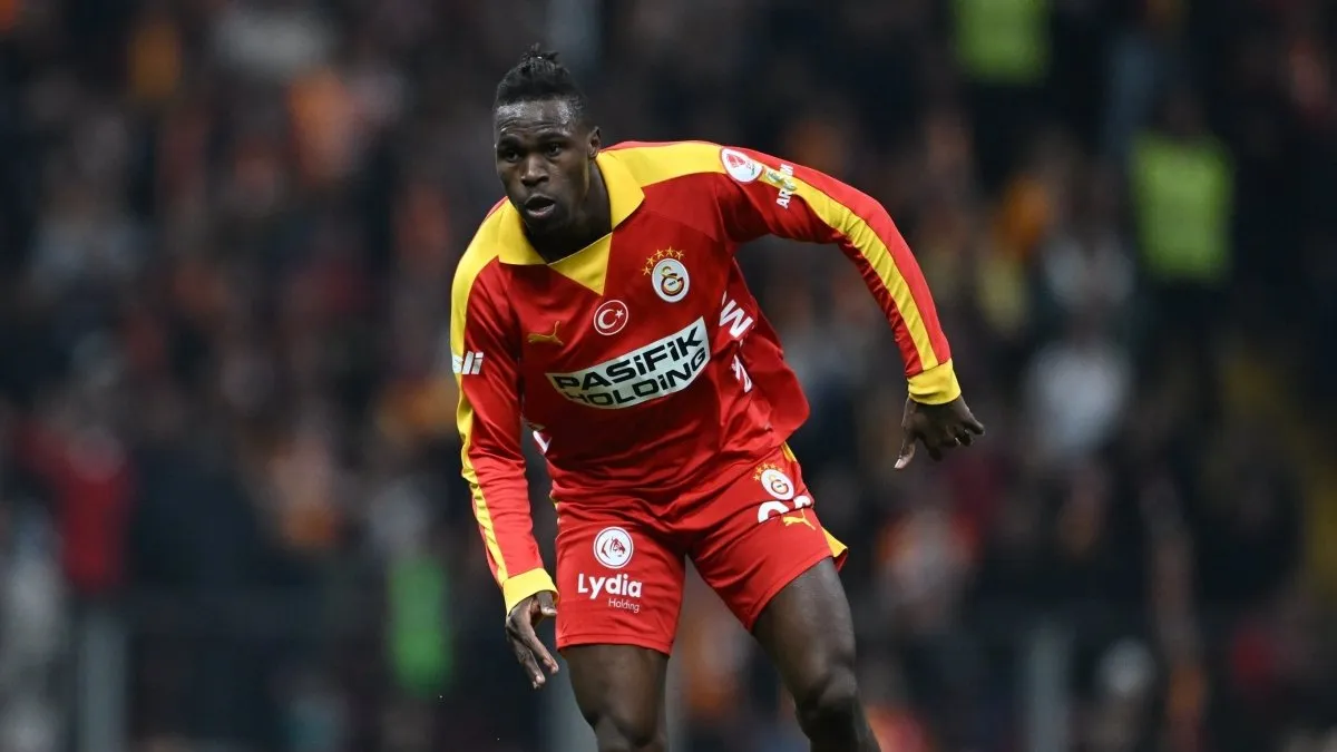 Wilfried Singo Galatasaray formasıyla ısınırken