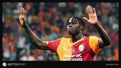 Wilfried Singo antrenmanda takım formasıyla