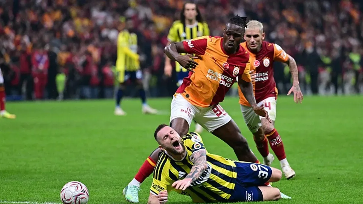 Wilfried Singo antrenmanda top kontrolü yaparken