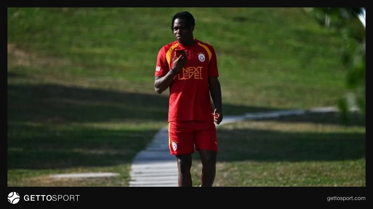 Wilfried Singo antrenmanda takım formasıyla