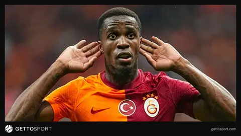 Wilfried Zaha Galatasaray formasıyla mücadele ederken
